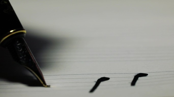 音乐创作音乐家作曲用钢笔写曲子