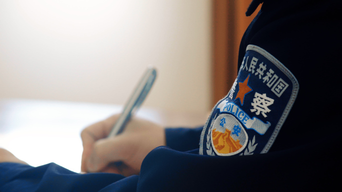 公安民警警察做笔录实拍
