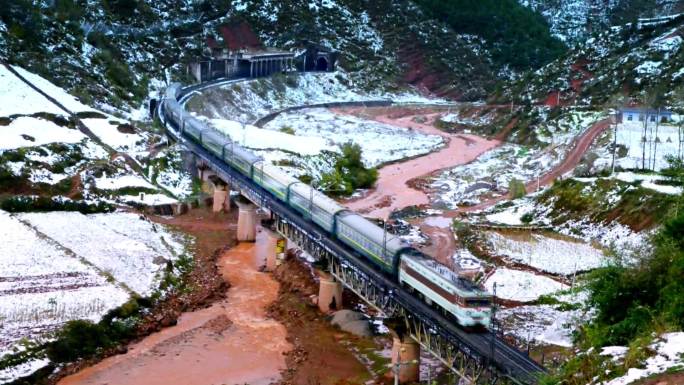 客运列车绿皮车复杂地貌大雪钢构桥