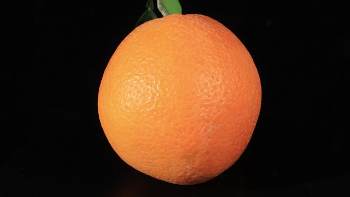 黑背景4K高清转盘橙子实拍一