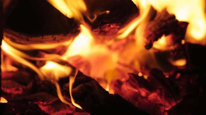 烧窑守窑：点火烧柴火、燃烧的火