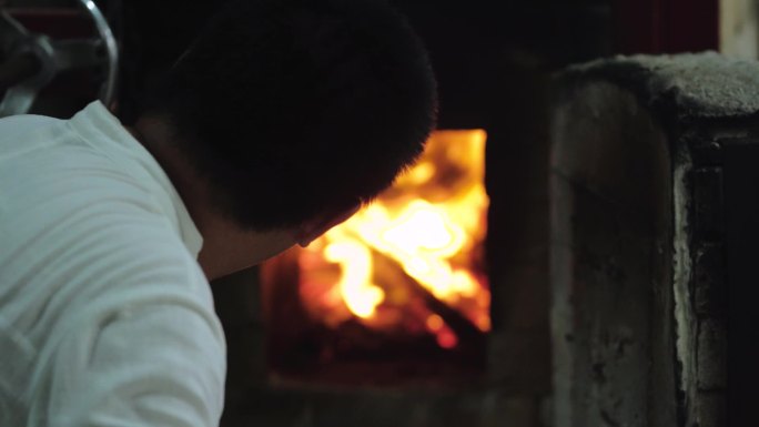 烧窑守窑：点火烧柴火、燃烧的火
