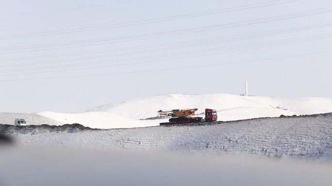 车辆在冬季雪原的山脊上行驶