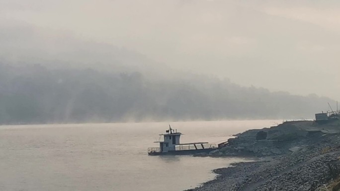 江岸美景停靠在雾里的船