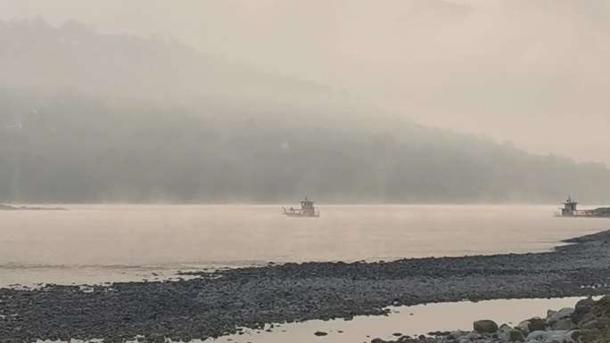 晨雾萦绕中的江上渡船