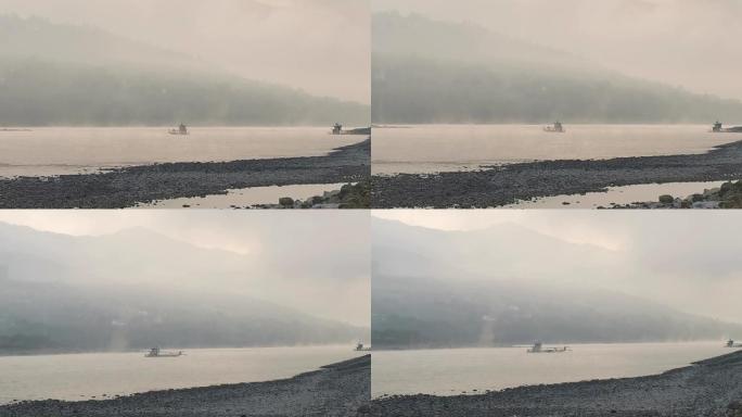晨雾萦绕中的江上渡船