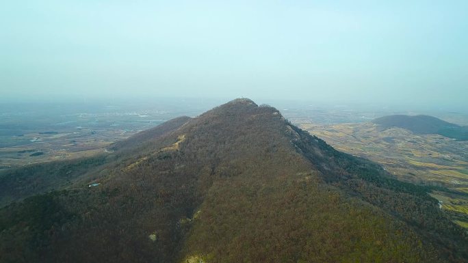 冬季的大山山石峭壁山林