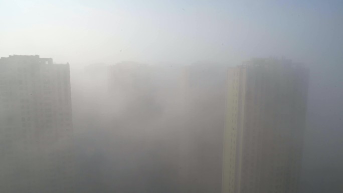 4K城市雾霾-大雾天气大雾中的小区楼房