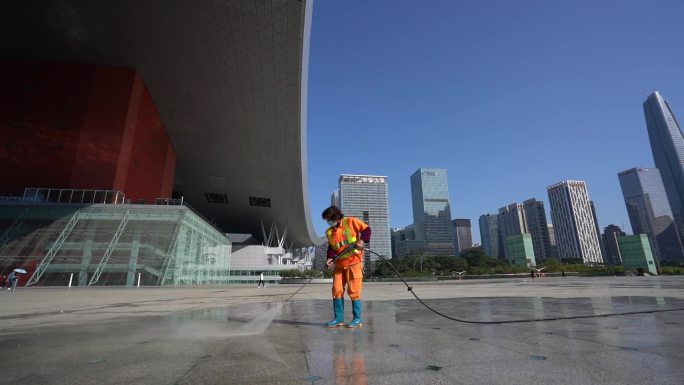 深圳市民中心清洁工冲洗路面