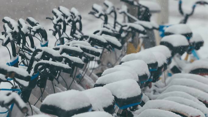 4K风雪中的共享单车一组02