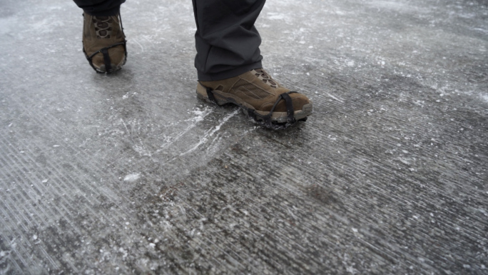 冰面雪地行走脚步