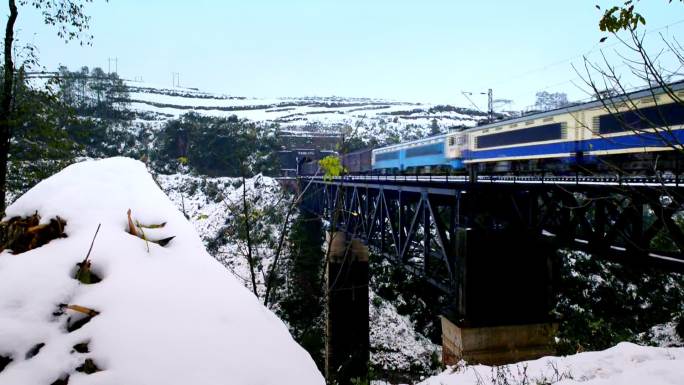 铁路桥跨谷桥电力机车大雪铁路货运