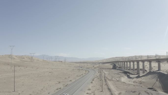 汽车在沙漠中行走灰色调log格式4K