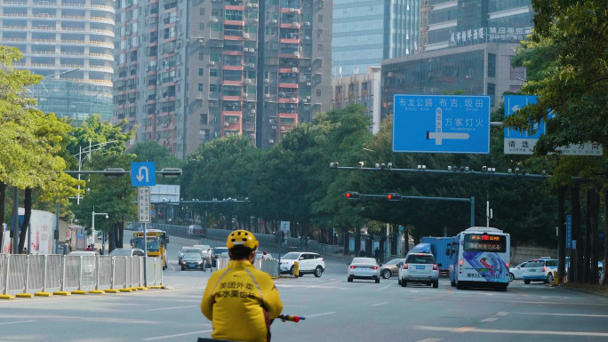 【原创】外卖小哥行驶在马路上