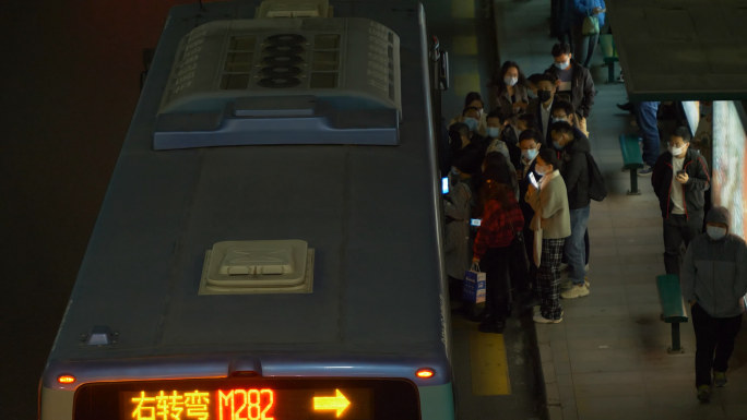 【原创】夜色中挤公交的上班族