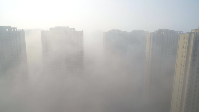 4K城市大雾天气小区楼房在大雾中若隐若现