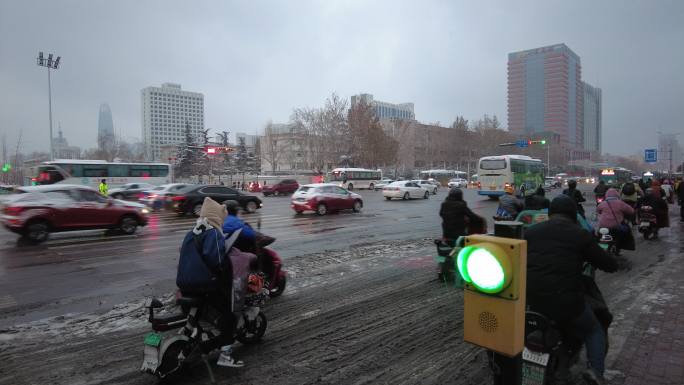 雪天-城市交通十字路口