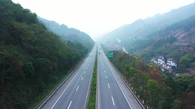 4K航拍中国西部高速公路道路车流车辆行驶