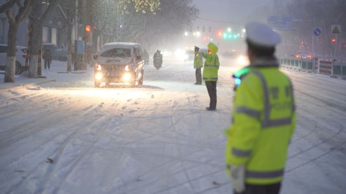 4K交警寒潮雪天执勤