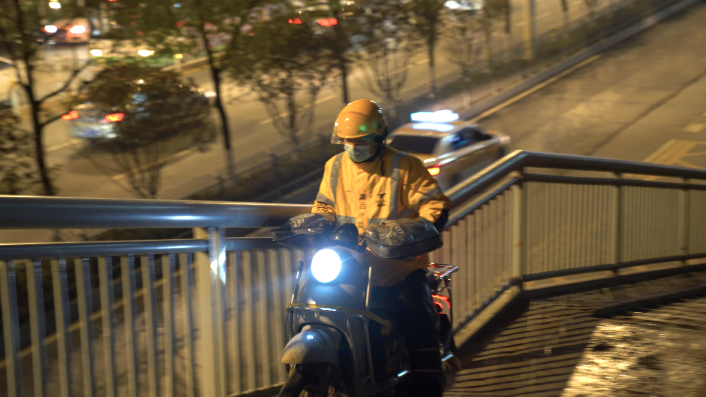 【4K】城市夜景街道行人外卖骑手忙碌辛酸
