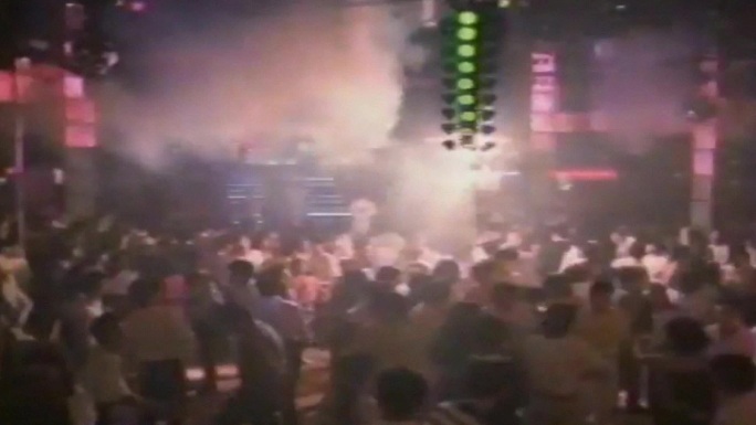 70年代深圳城市年轻人卡拉OK唱歌