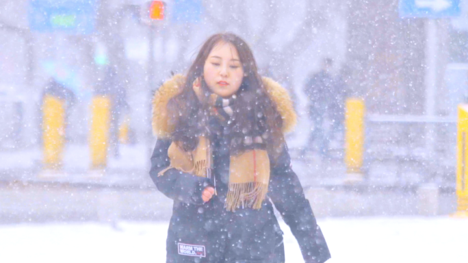 唯美城市雪景-雪天城市道路行人车辆