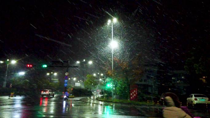 苏州初雪夜晚下雪