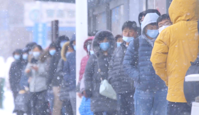 下雪啦~唯美城市雪景-大雪中的公交站