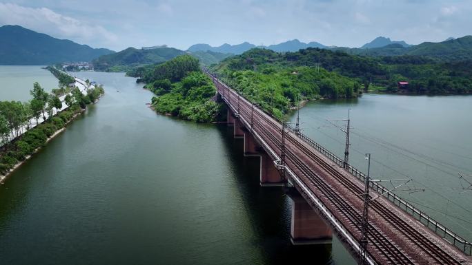 刚构铁路桥跨湖桥穿越山水同框航拍