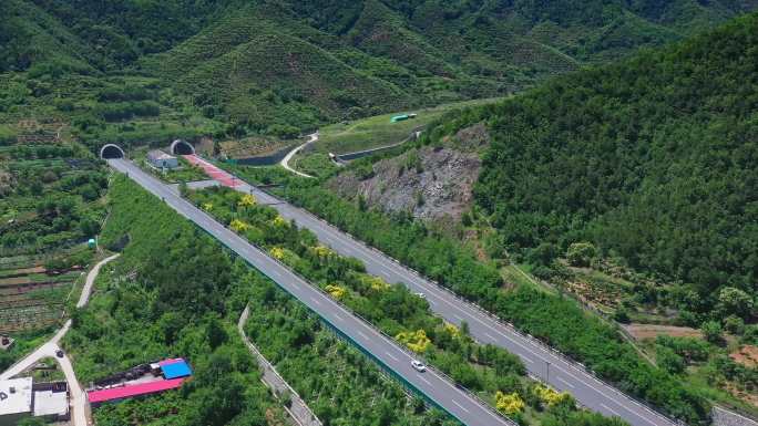 进入隧道的高速公路航拍