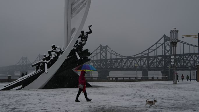 雪中漫步中朝鸭绿江友谊桥