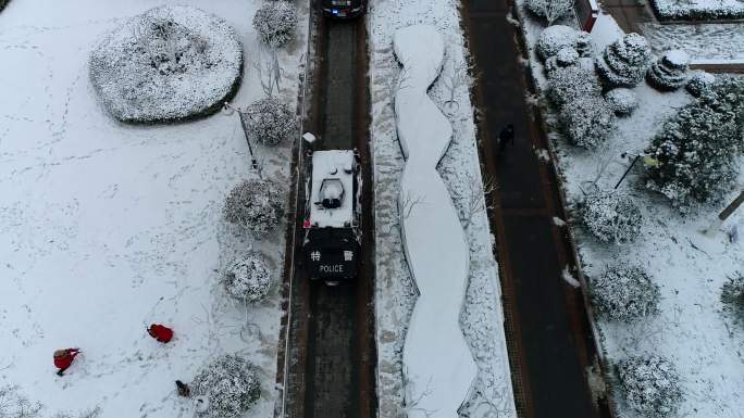 航拍警察特警车雪天值班巡逻