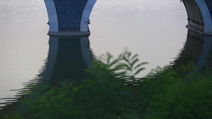拱桥与水面倒影-公园小桥