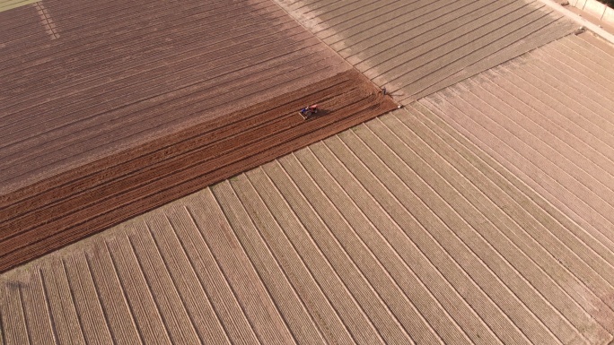 航拍农田拖拉机耕地