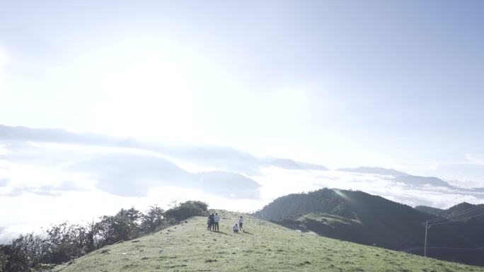 达瓦更扎风景区山顶露营云海