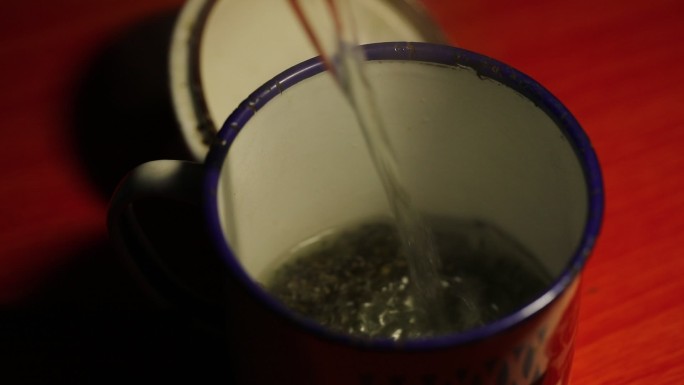 搪瓷茶缸放茶叶倒热水泡茶
