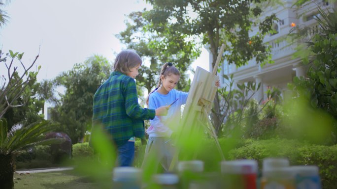 小孩在公园玩耍嬉戏画画画版油画花园