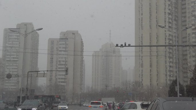 北方冬天城市街道雪花飘落