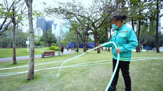 城市公园环卫工人浇水作业