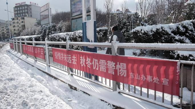 大雪过后泥泞的街角和白茫一片的公园