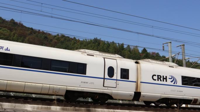 高铁列车眼前缓缓驶过实拍视频