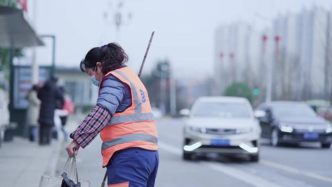 女环卫工人打扫卫生城市美容师清扫垃圾