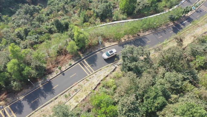 4k航拍跟车上山