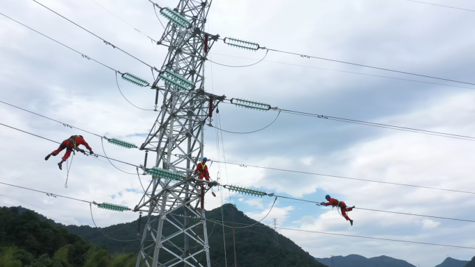 4K航拍电力工人高空作业高压电塔电力抢修