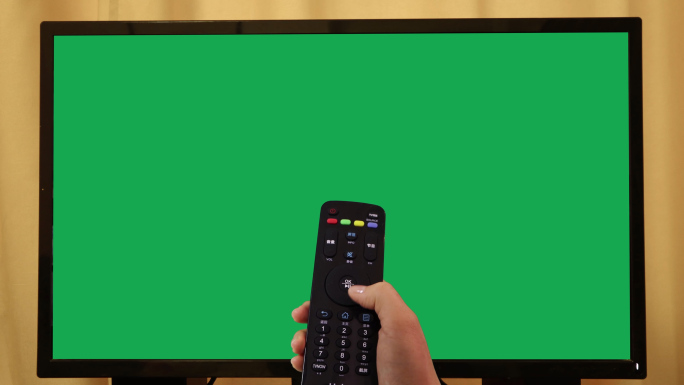 （4k）打开遥控器看电视（绿幕）