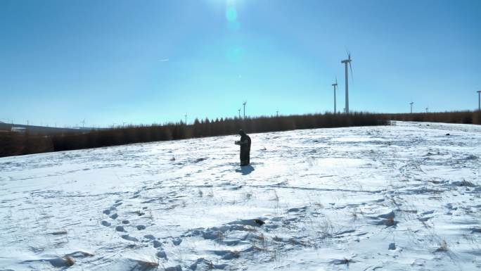 航拍雪地风机风力发电机风场站