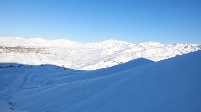 雪山滑雪唯美远景高清