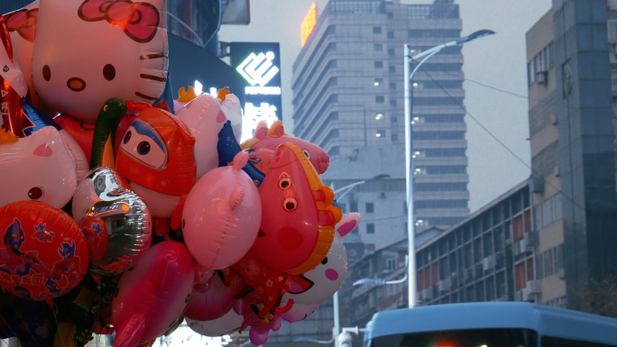节日气氛卡通气球_繁华城市闹市区街头夜景