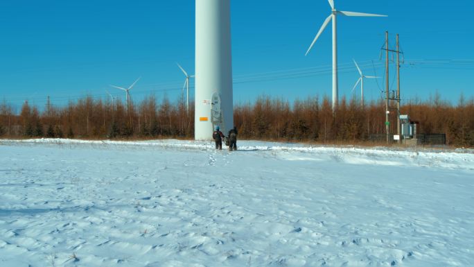 航拍雪地风机风力发电机风场站