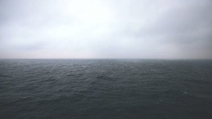 航拍大海阴天风景